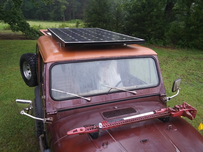 jeep cj7 with roof mounted solar panel