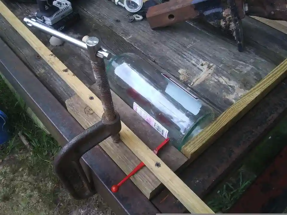 cutting wine bottle