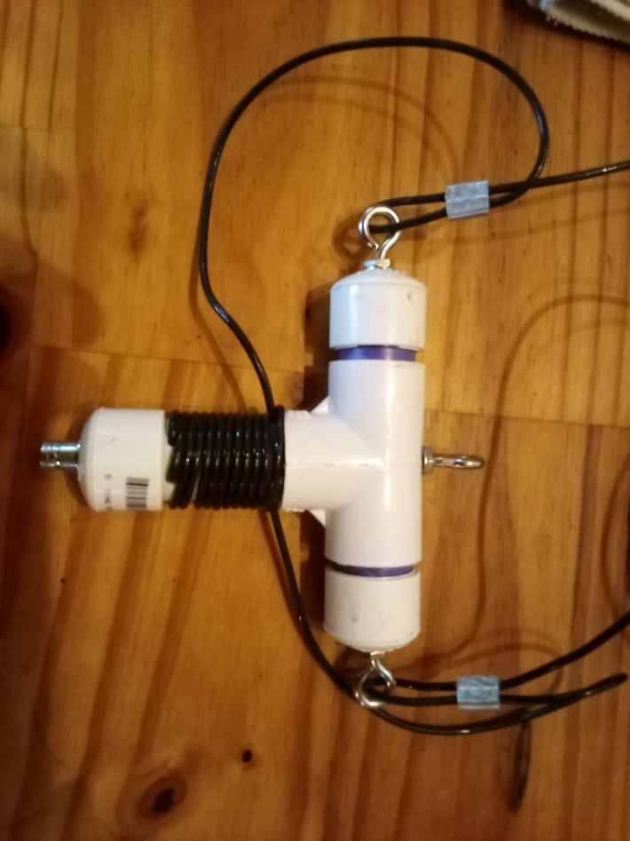 horizontal dipole antenna feedpoint