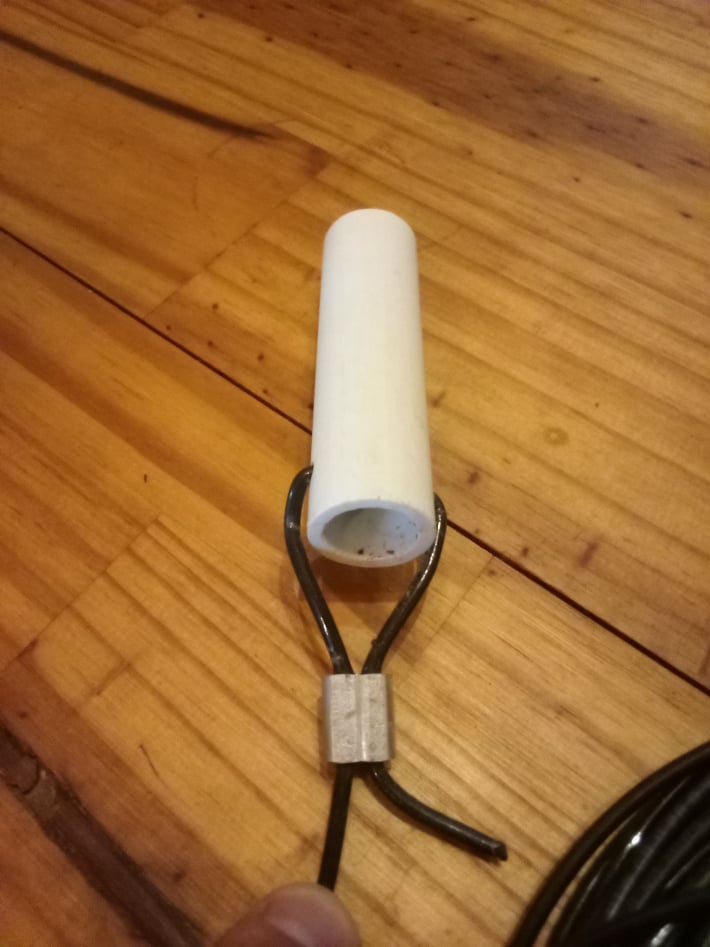 PVC insulator at end of dipole wire