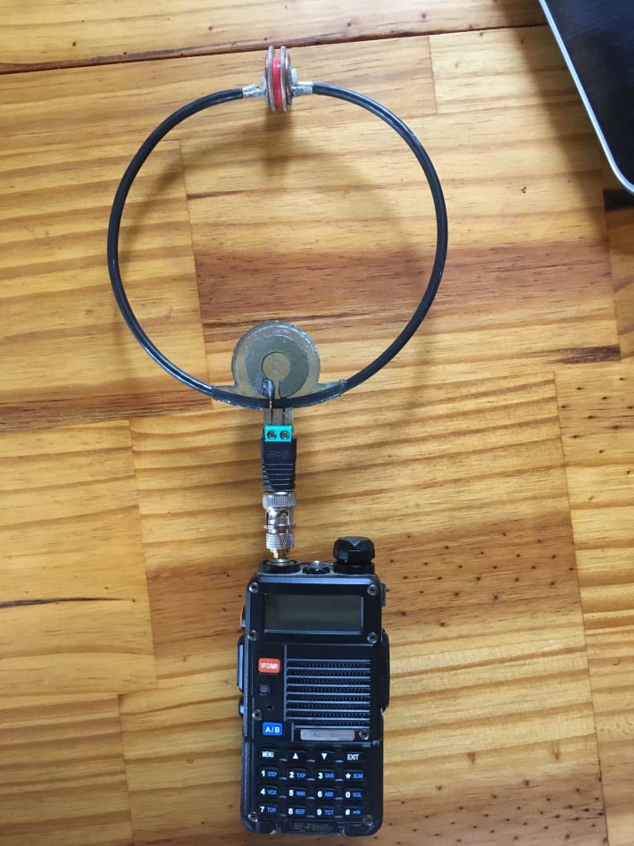 hand held radio with magnetic loop antenna