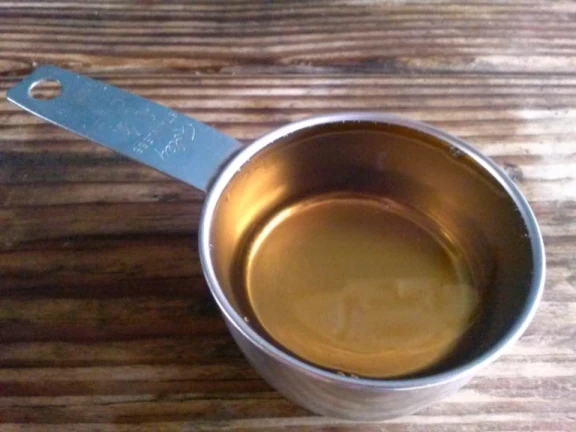 vinegar in measuring cup